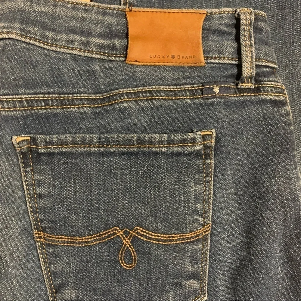 Women’s Lucky Brand Jeans - Picture 3 of 6
